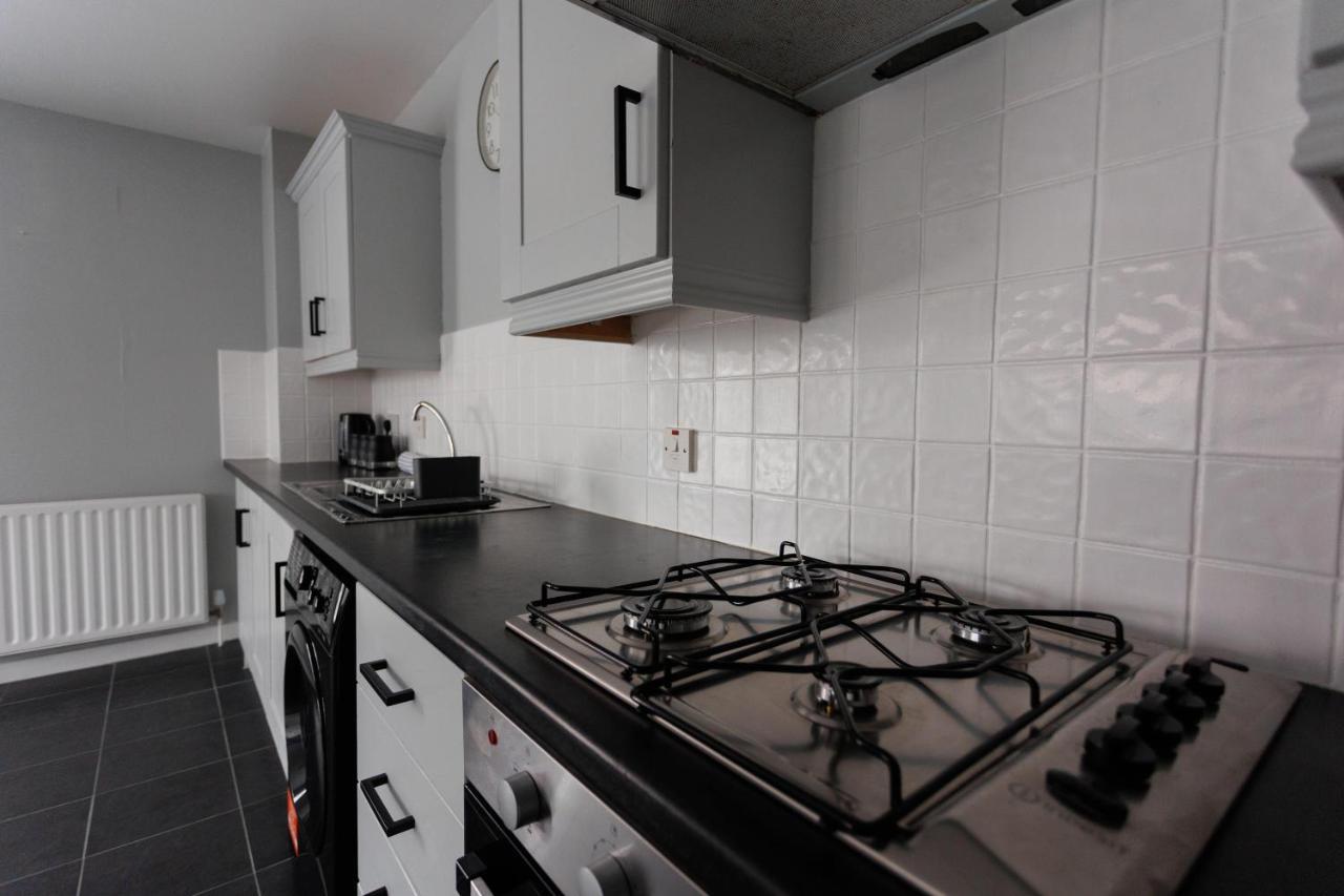 2 Bedroom Ground Floor Apartment *