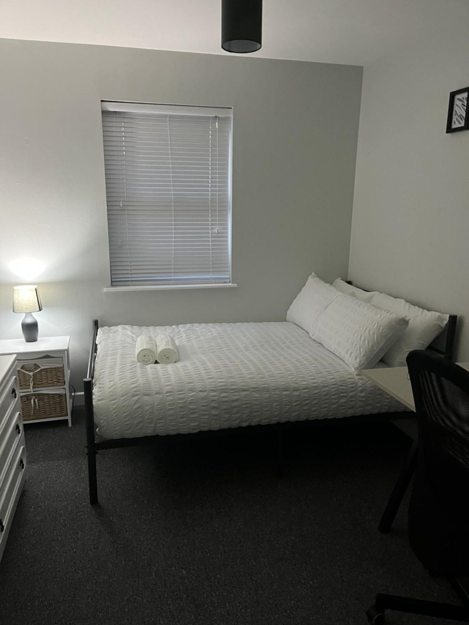 2 Bedroom Ground Floor Apartment *